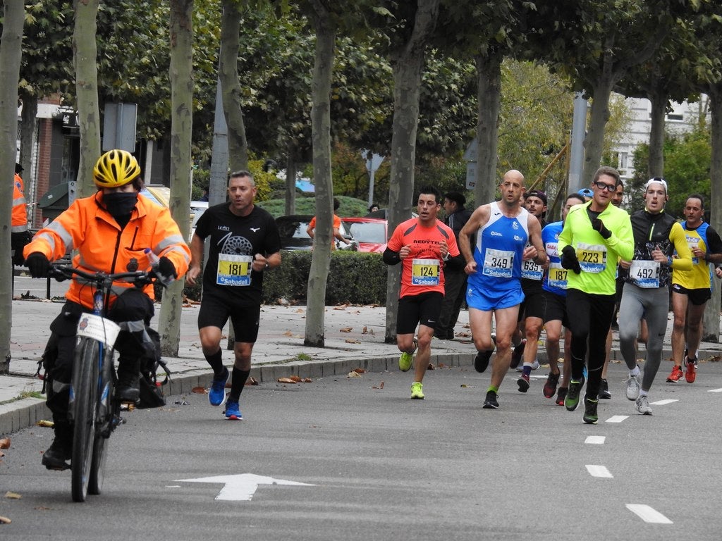 León se ha convertido de nuevo en el escenario para una gran cita del atletismo. Brillantes 10 kilómetros en la ciudad.