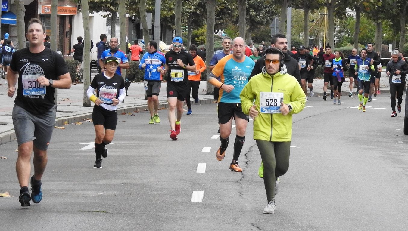 León se ha convertido de nuevo en el escenario para una gran cita del atletismo. Brillantes 10 kilómetros en la ciudad.