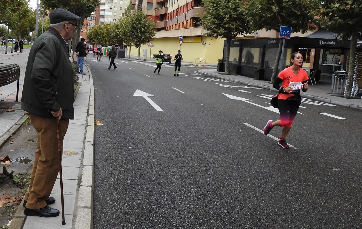 León se ha convertido de nuevo en el escenario para una gran cita del atletismo. Brillantes 10 kilómetros en la ciudad.