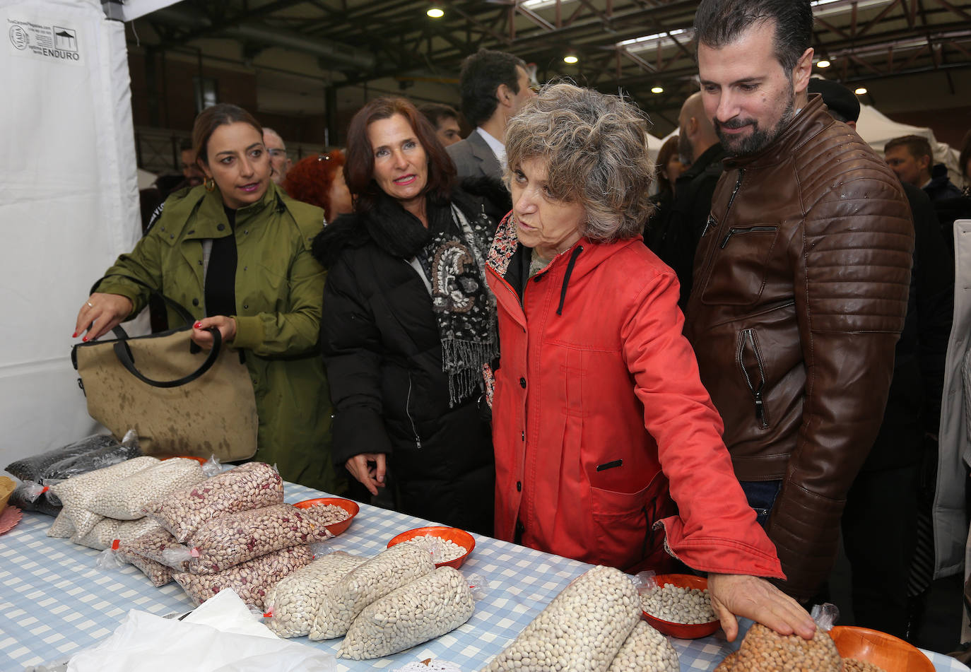 La ministra de Sanidad, visita la localidad palentina de Saldaña.