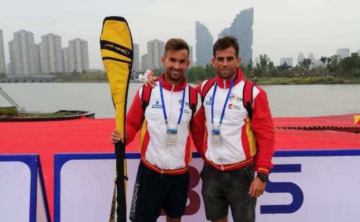 José Julián Becerro, junto a su pareja Miguel Fernández.