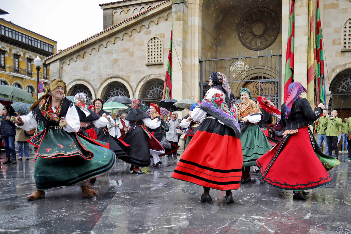 Siete estandartes de la comarca de Valverde del Camino paticiparon este año en las fiestas patronales de Casa de León en Asturias.