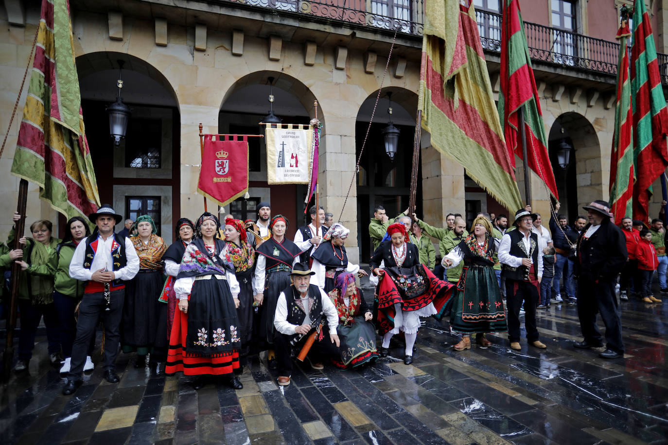 Siete estandartes de la comarca de Valverde del Camino paticiparon este año en las fiestas patronales de Casa de León en Asturias.