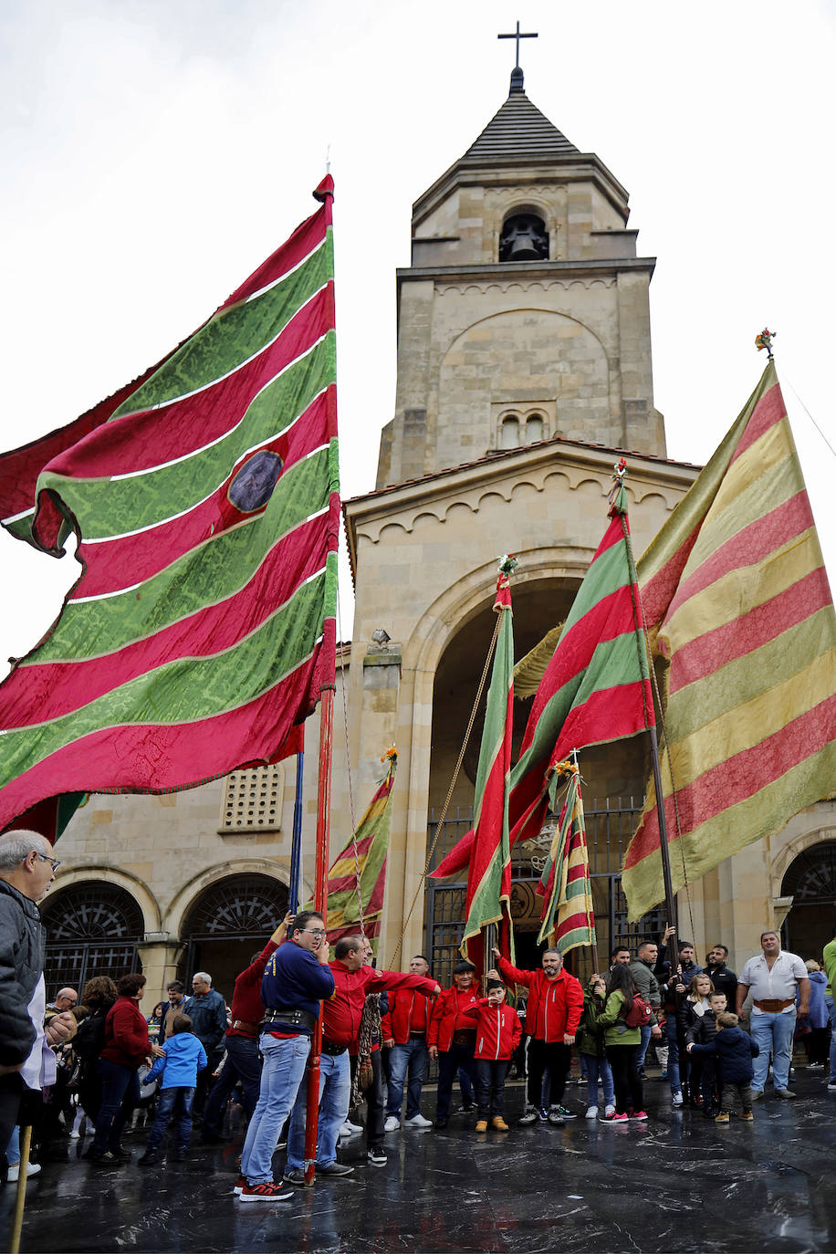 Siete estandartes de la comarca de Valverde del Camino paticiparon este año en las fiestas patronales de Casa de León en Asturias.