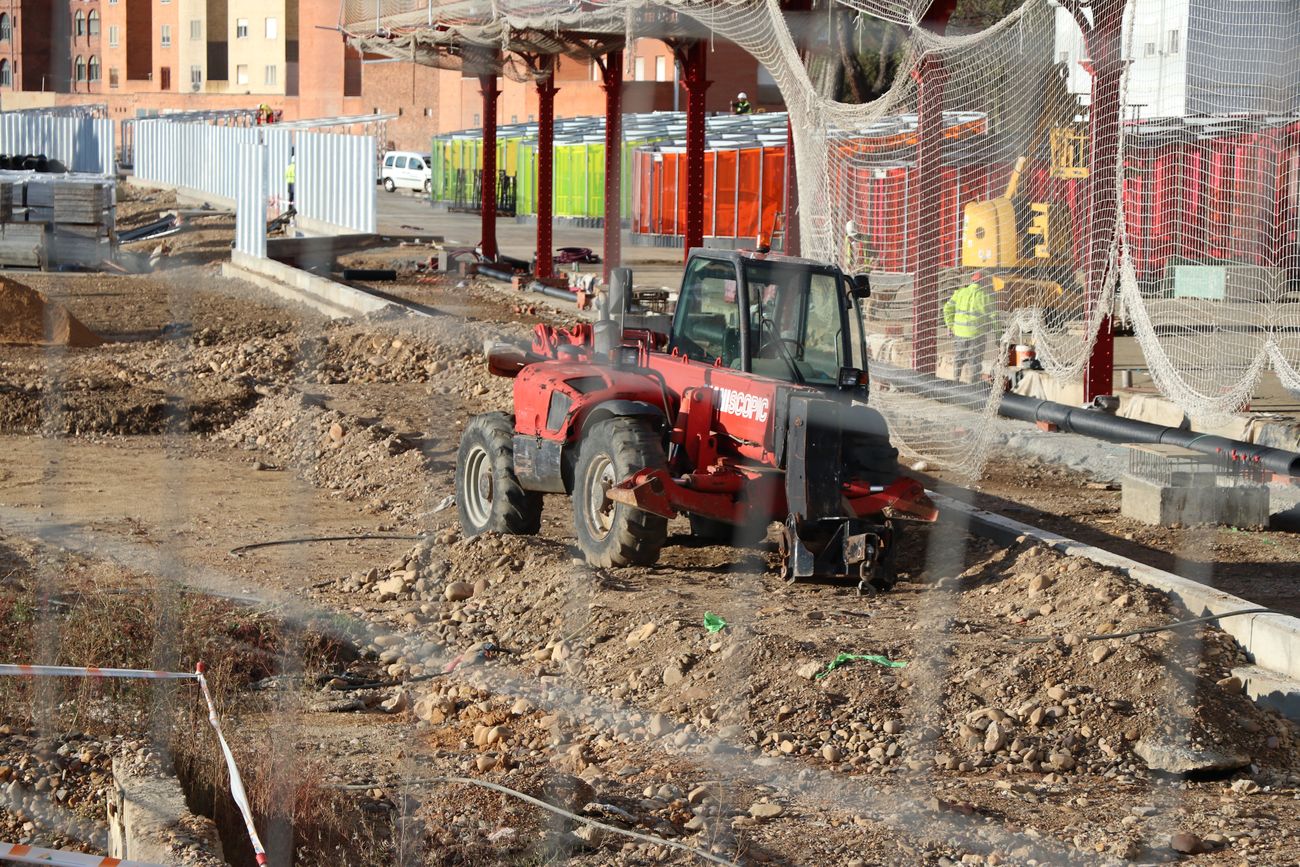 Imagen de las obras de integración con los nuevos 'luceros' que iluminarán el paso inferior del tren.