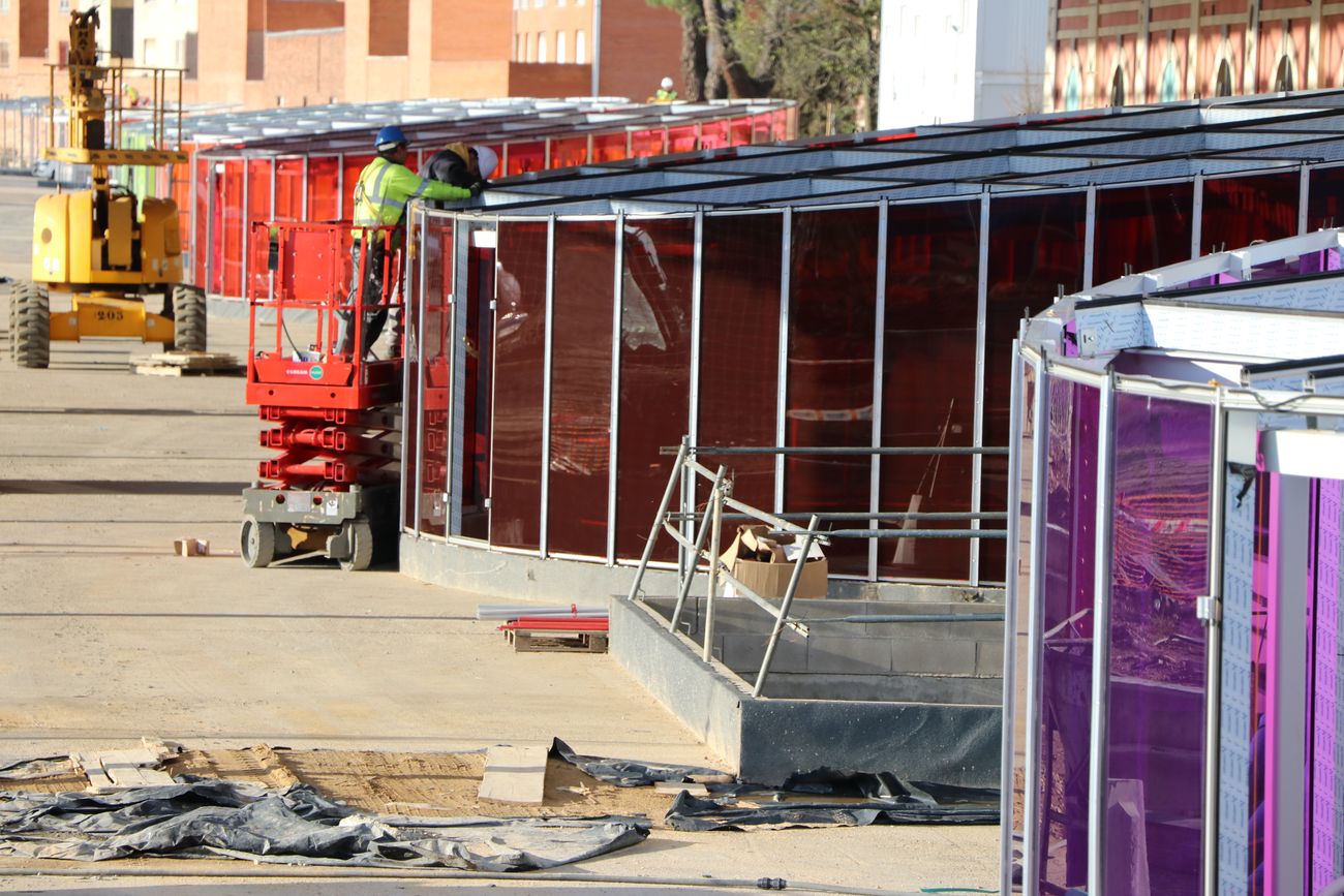 Imagen de las obras de integración con los nuevos 'luceros' que iluminarán el paso inferior del tren.