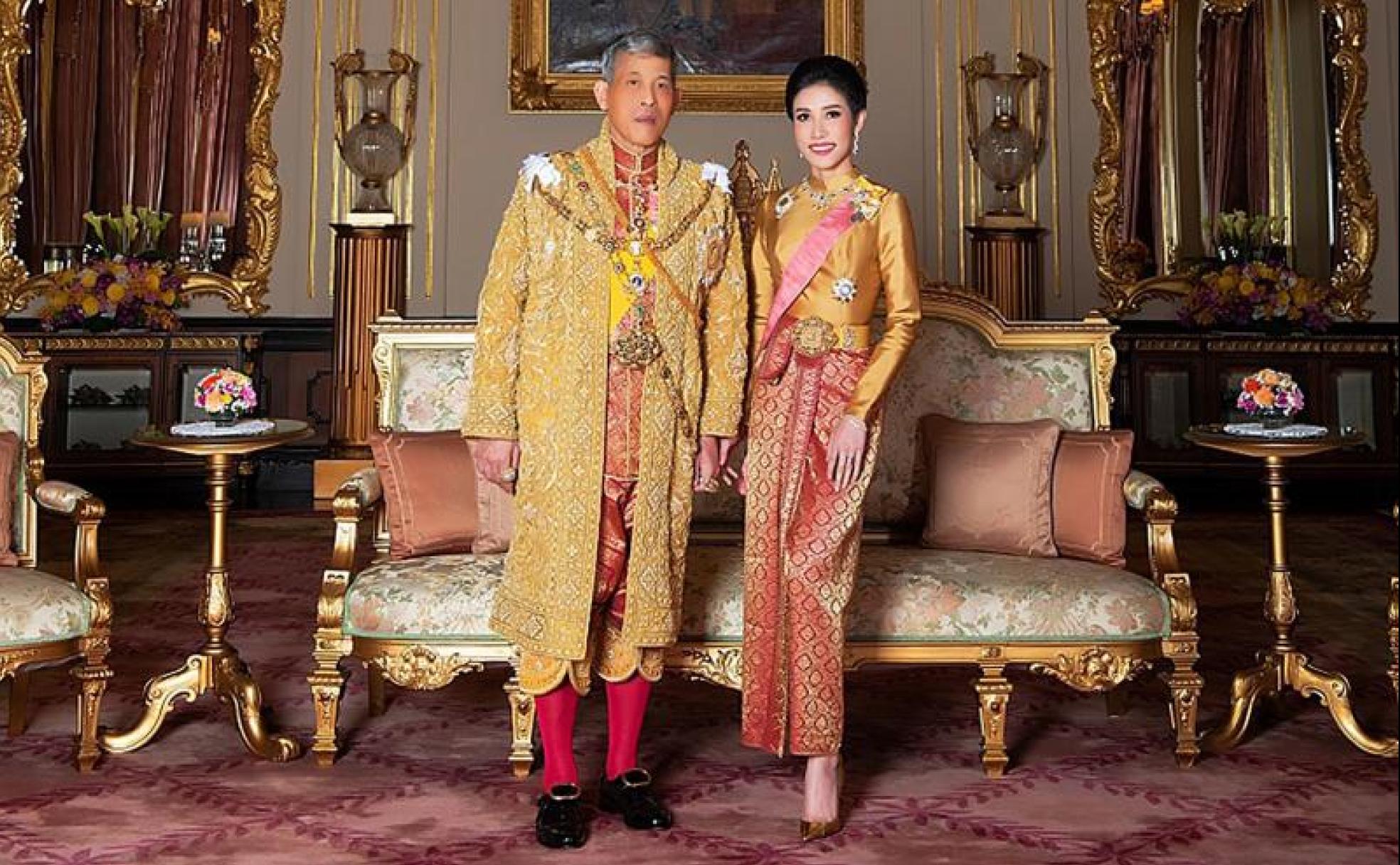 El rey de Tailandia, Maha Vajiralongkorn, posa con su consorte, Sineenat Bilaskalayani, también conocida como Sineenat Wongvajirapakdi.