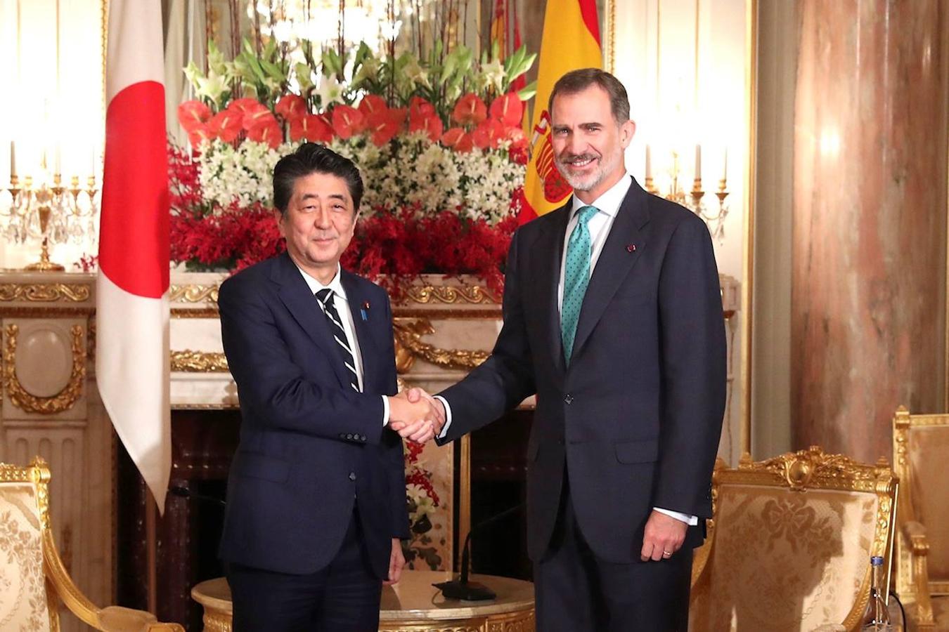 El Rey de España, Felipe VI (d) y el primer ministro japonés, Shinzo Abe (i).