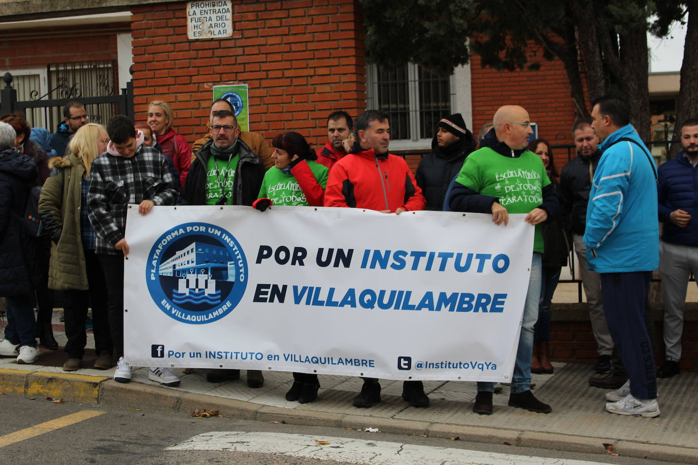 Fotos: Concentración para reclamar un instituto en Villaquilambre