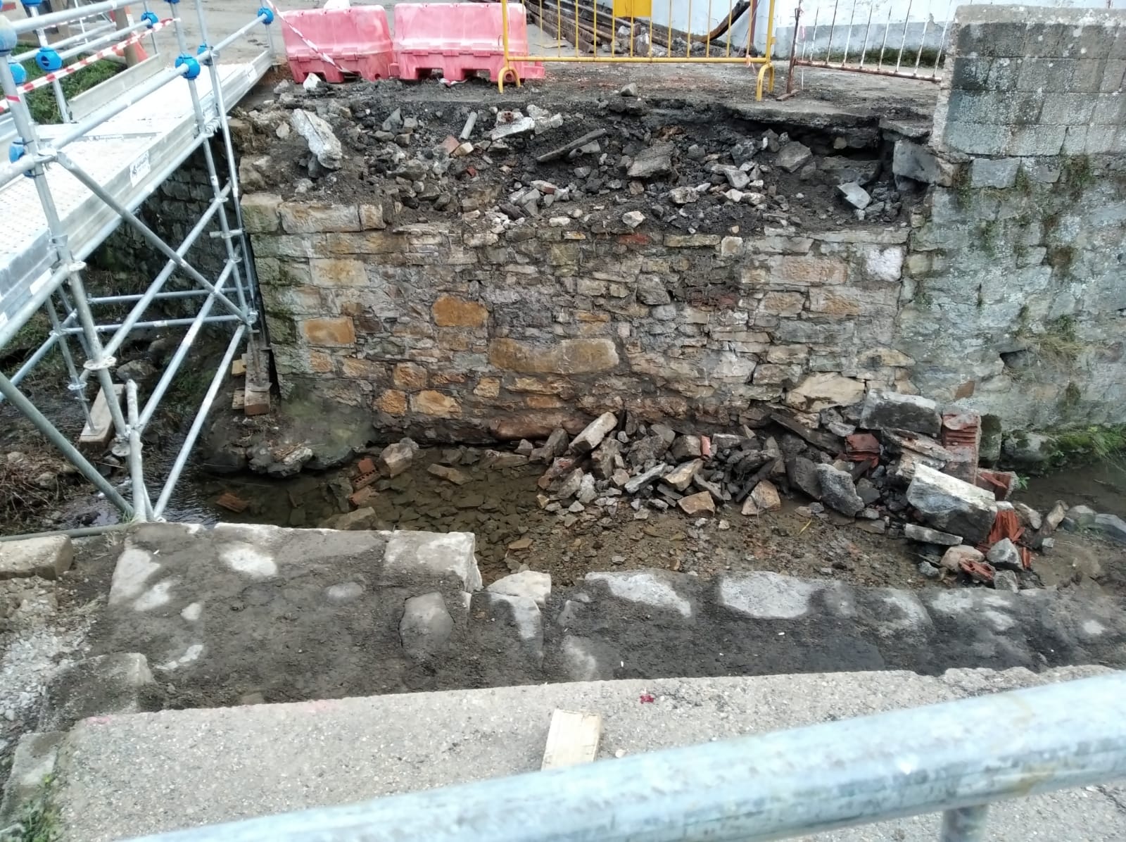 Construcción de un nuevo puente en Ciñera sobre el arroyo del Faedo.