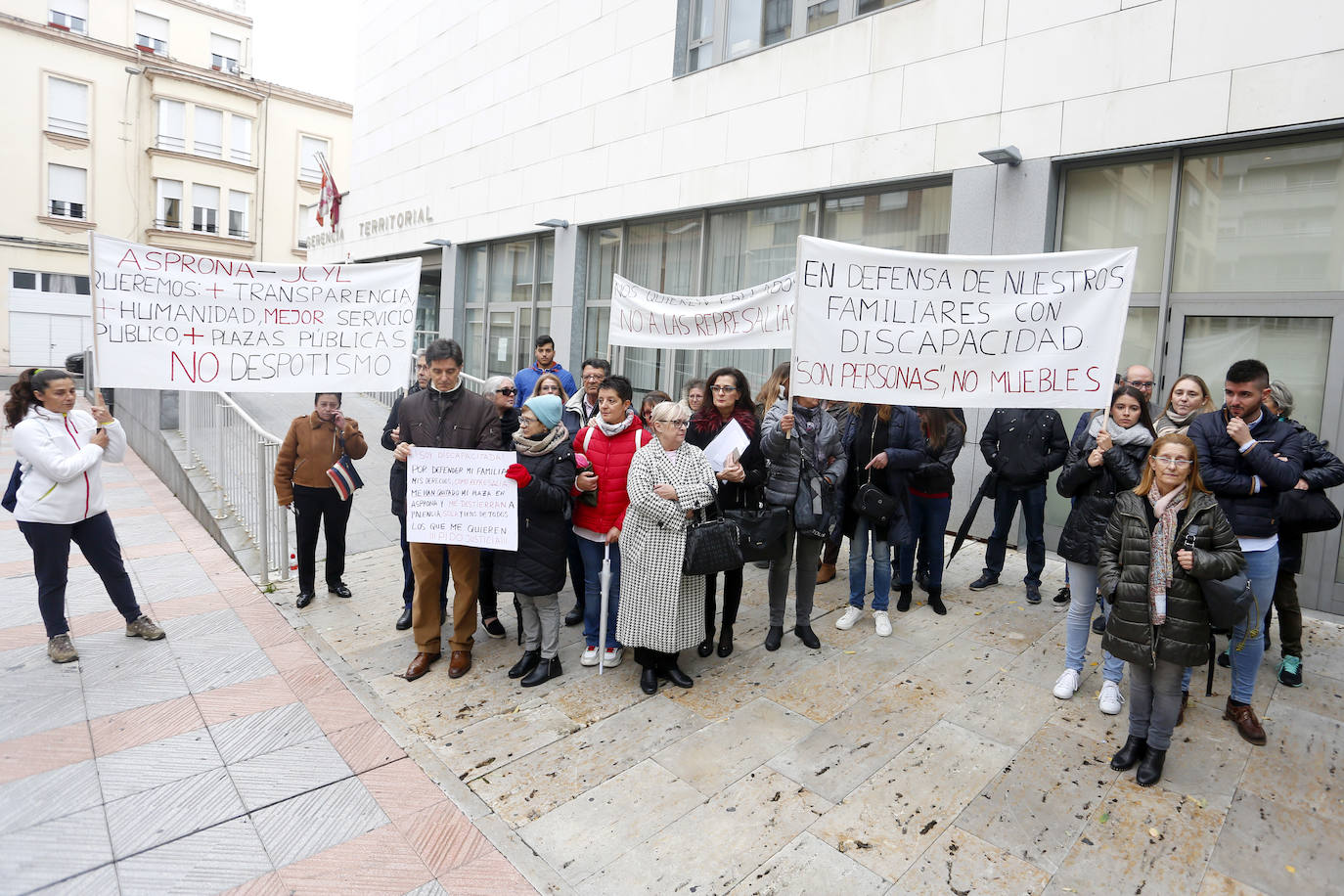 Fotos: Concentración de familiares de usuarios de los centros de Asprona en León