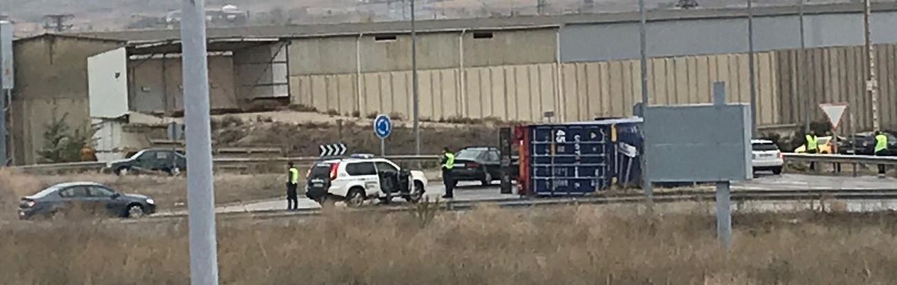 Una persona herida tras volcar su camión en una rotonda del polígono de Onzonilla.