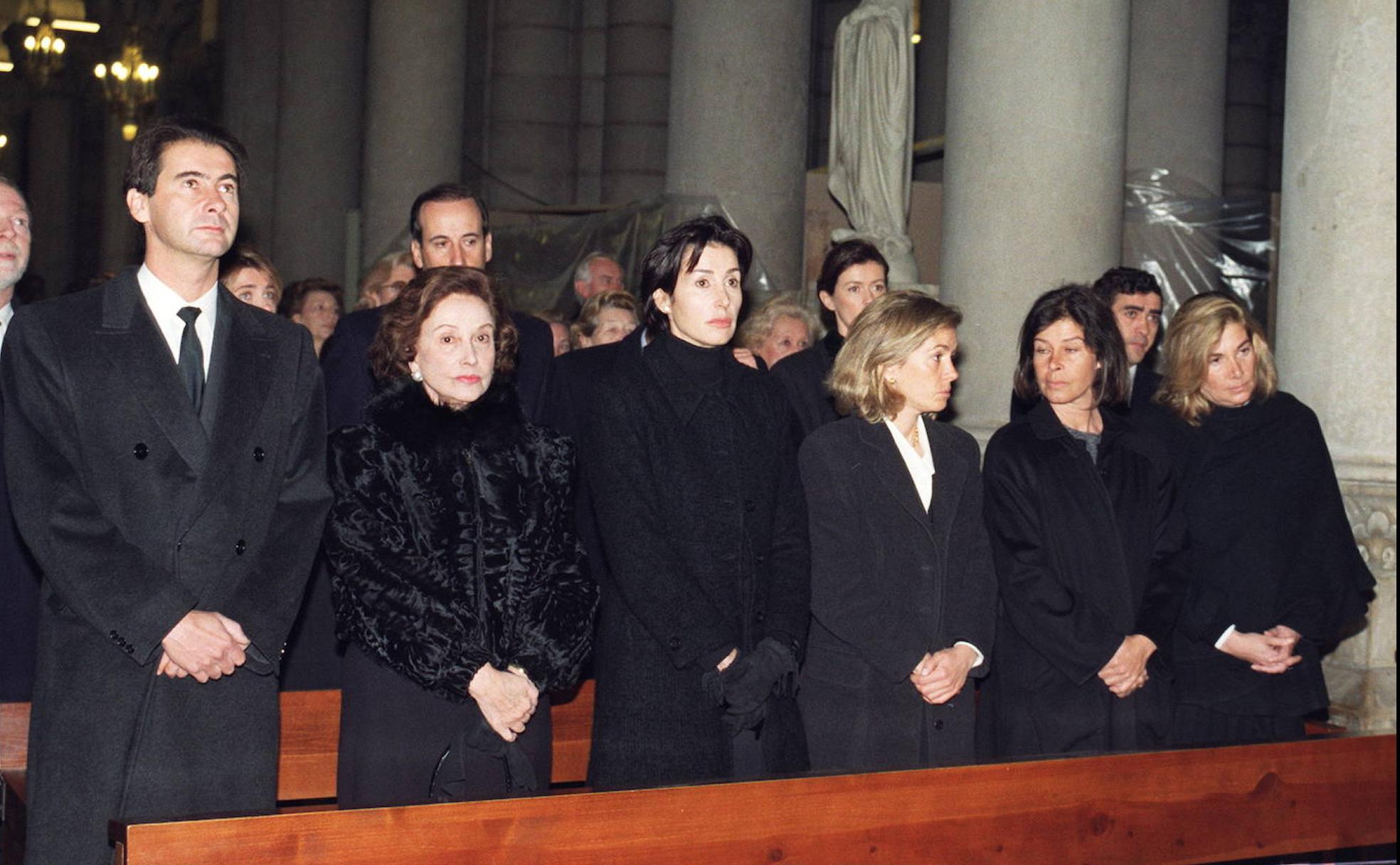 La familia Franco, en el funeral por el marqués de Villaverde, en 1998; en primera fila, de izquierda a derecha, José Cristóbal, Carmen Franco, Carmen, Arancha, Merry y Mariola; en segunda fila, detrás de Carmen Franco, aparece Francis y a la derecha Jaime, con Nuria March.