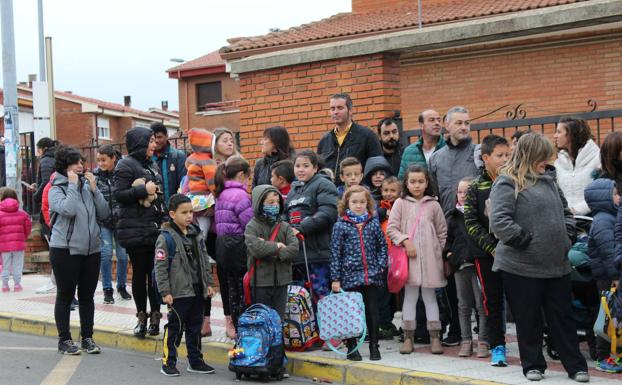 Galería. Padres y alumnos, durante la concentración de este miércoles.