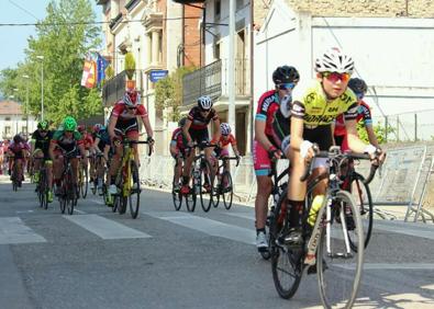 Imagen secundaria 1 - María Brizuela, en distintos momentos de la pasada temporada con el equipo Bioracer.