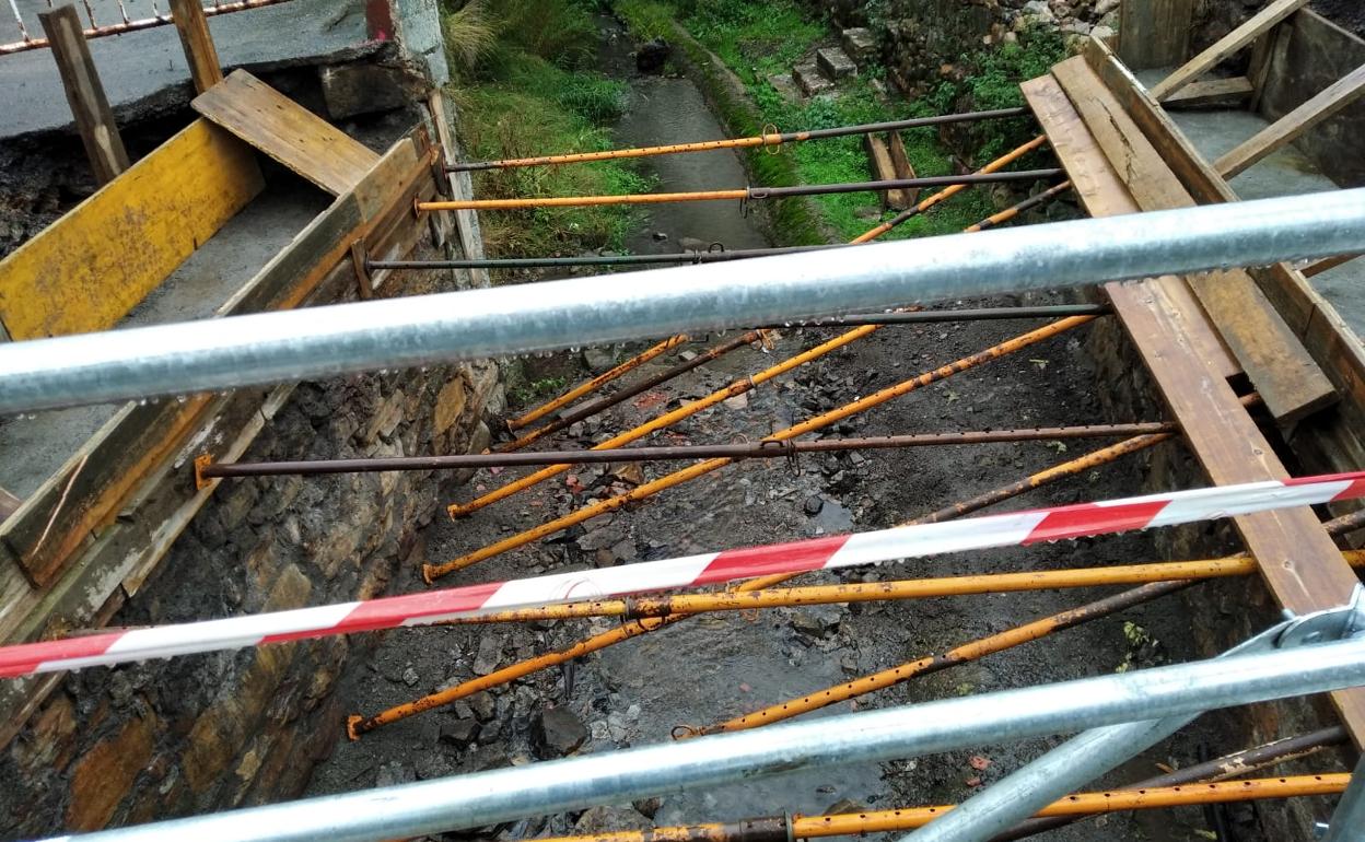 Estado de la construcción del nuevo puente sobre el Arroyo del Faedo en Ciñera.