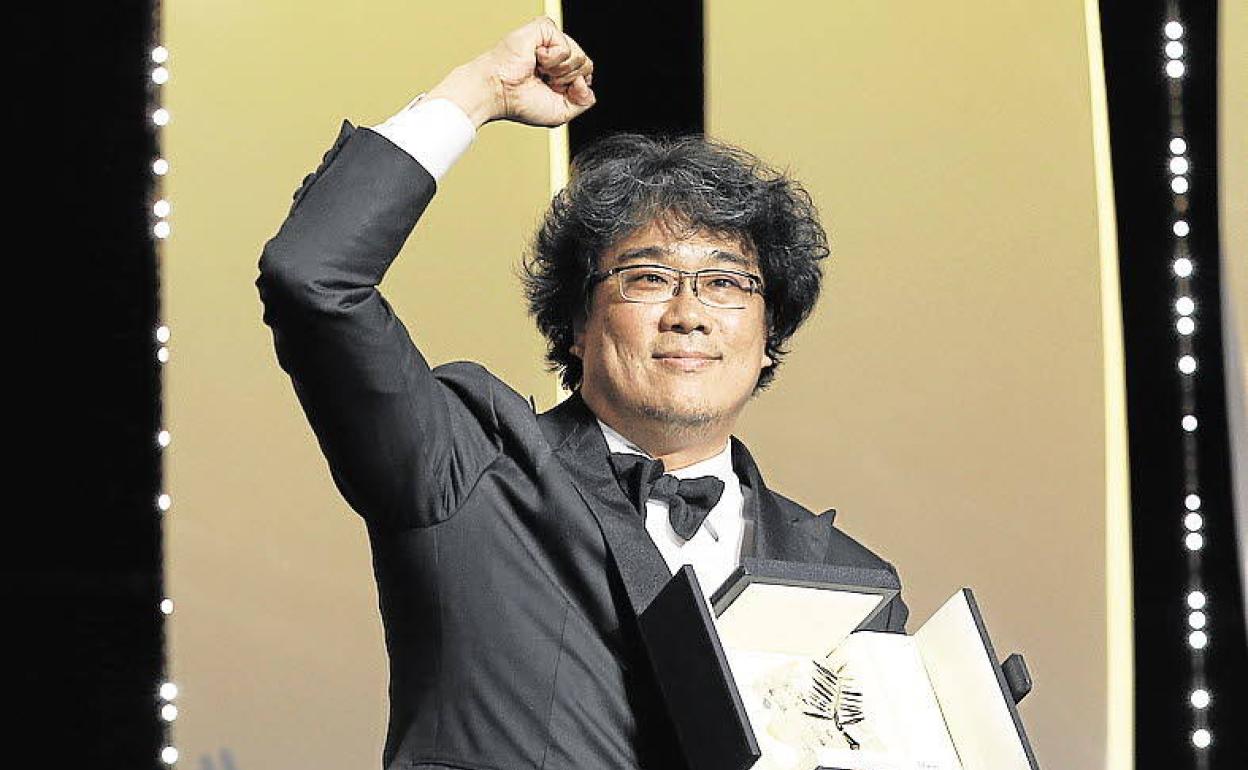 Bong Joon-ho con la Palma de Oro del Festival de Cannes que obtuvo el pasado 25 de mayo, la primera que recibe el cine de Corea del Sur.