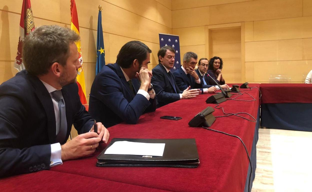 Miembros de la Fele junto al presidente de la Junta de Castilla y León, Alfonso Fernández Mañueco.