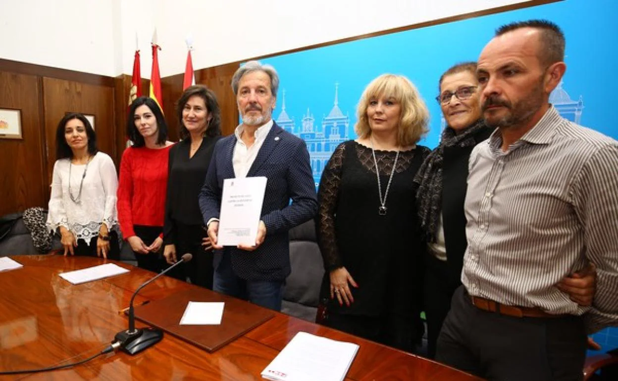 El concejal del Ayuntamiento de Ponferrada, Pedro Muñoz (C), junto a los trabajadores de los servicios sociales y sanitarios, durante la presentación del proyecto de lucha contra la soledad no deseada en Ponferrada.