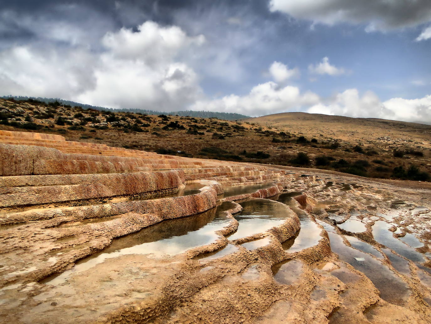 Badab Soort (Irán) | Unos curiosos escalones creados durante miles de años con el agua fría que fluye de dos manantiales cercanos y que forman un espectacular enclave natural.