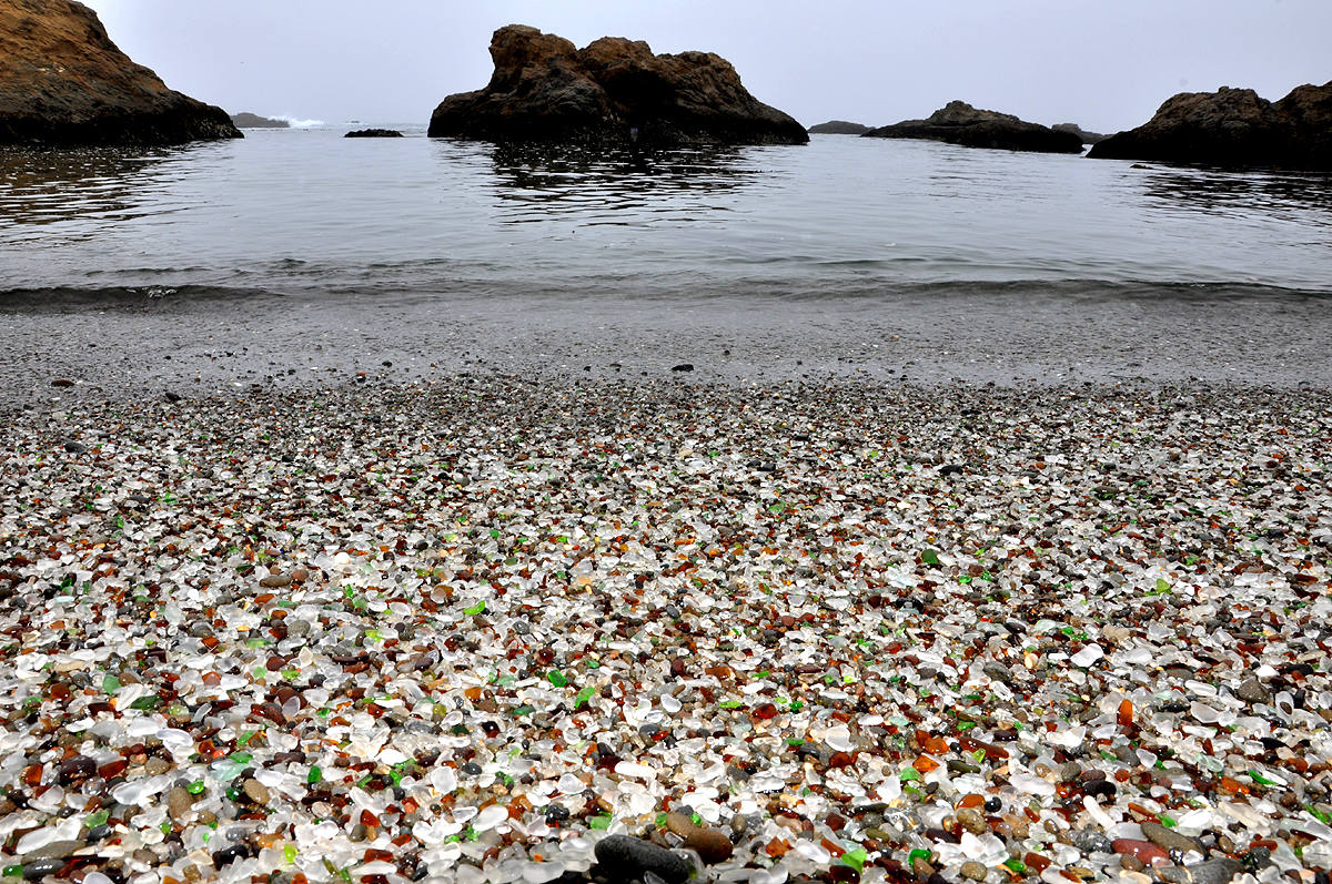 Glass Beach (California) | Esta singular costa tiene multitud de cristales de vívidos colores en lugar de arena. Aunque su origen es algo desafortunado, la naturaleza ha acabado haciendo de ella todo un lugar turístico. Los cristales aparecieron cuando la playa se empleaba como vertedero, pero la erosión de las olas provocó que con el paso de los años, miles de pequeños cristales y trozos de cerámica de cientos de colores cambiaran por completo su paisaje.