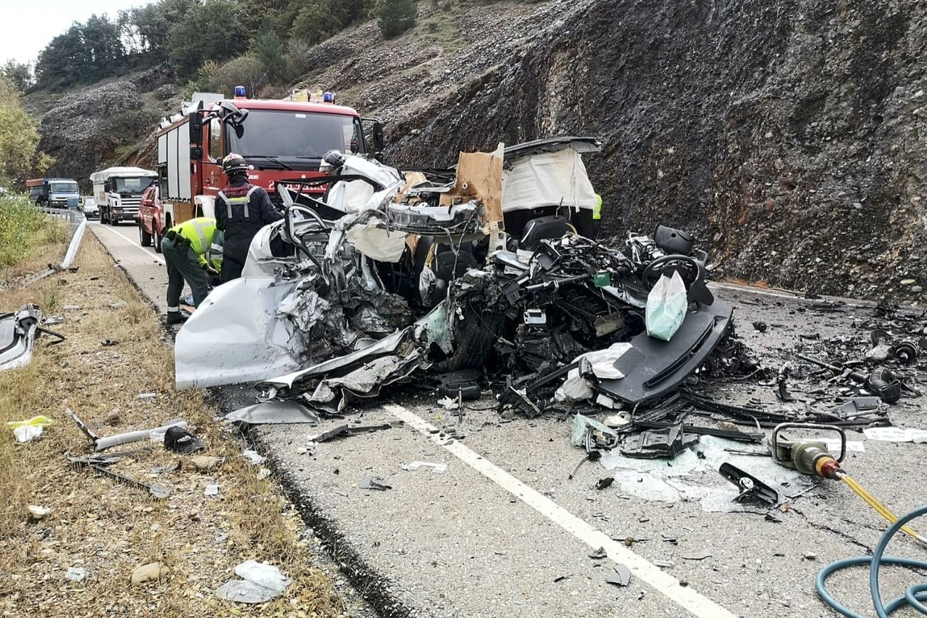 Fallece un conductor tras salirse de la vía y arder su vehículo en Candañedo de Boñar.