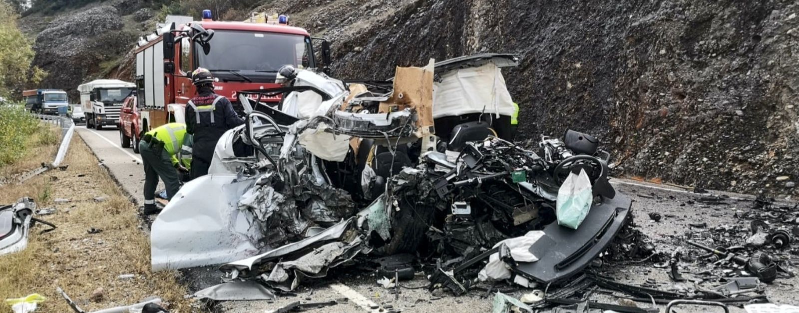 Fallece un conductor tras salirse de la vía y arder su vehículo en Candañedo de Boñar.