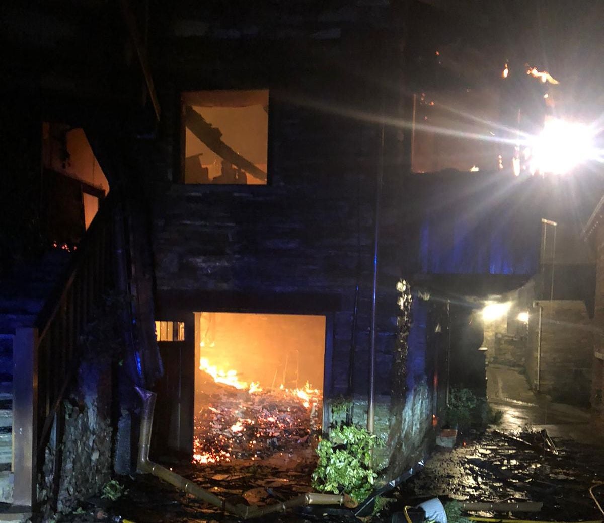 Un incendio en el corazón de Peñalba de Santiago arrasa con cuatro viviendas el 'pueblo más bonito'.