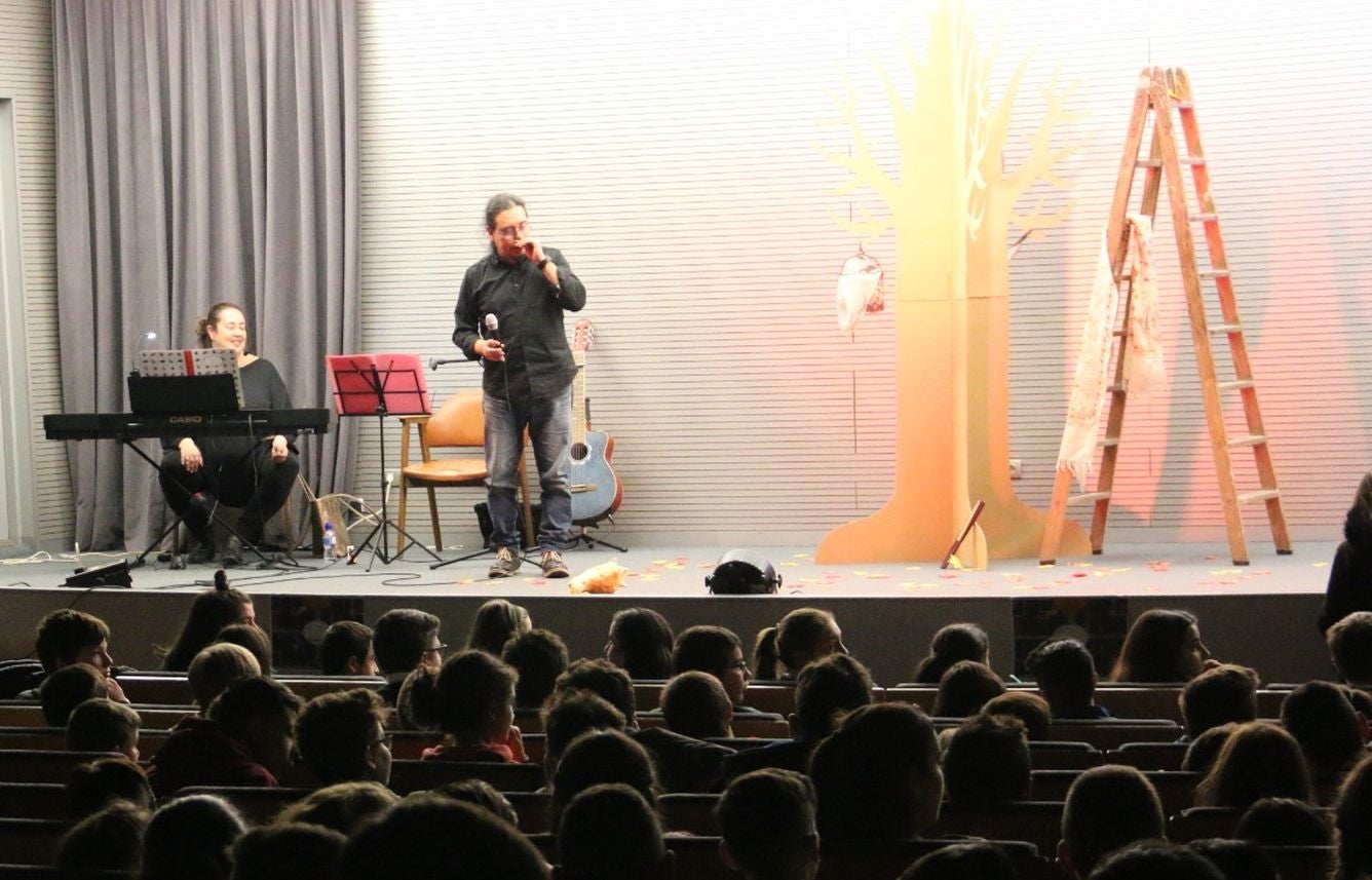 Los alumnos de diferentes centros educativos de la ciudad de León celebran el Día Internacional de las Bibliotecas acudiendo a una obra de teatro en el salón de actos del Ayuntamiento.