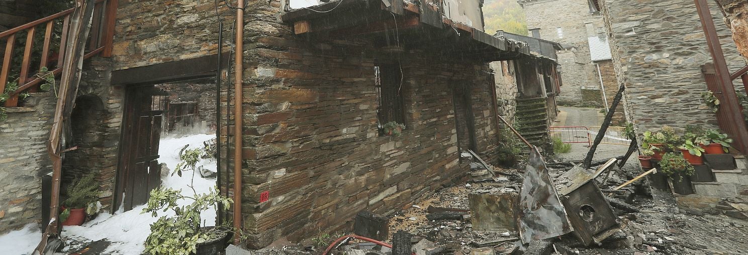 Incendio de varias casas en la localidad de Santiago de Peñalba. Este lunes, bajo la lluvia, se han apreciado los daños.