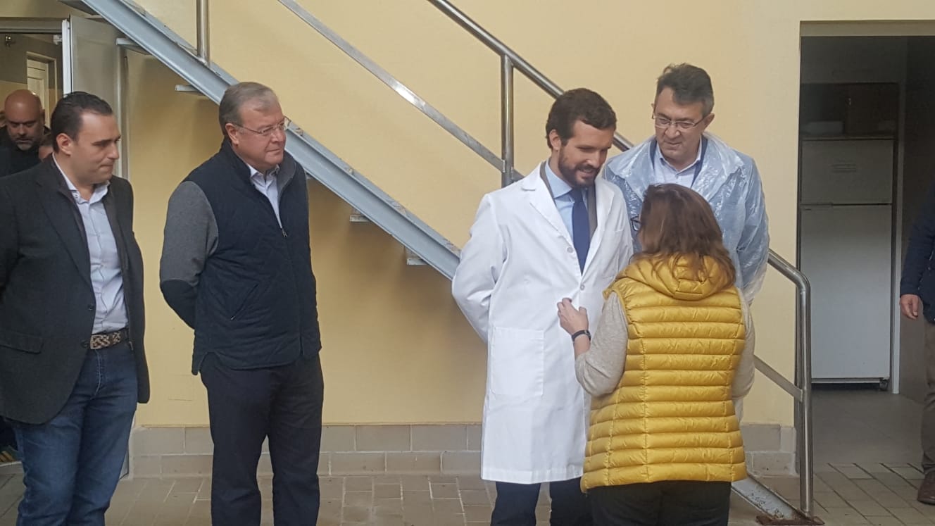 Casado se compromete con León: «España necesita otro presidente leonés pero uno que no deje tres millones de parados».