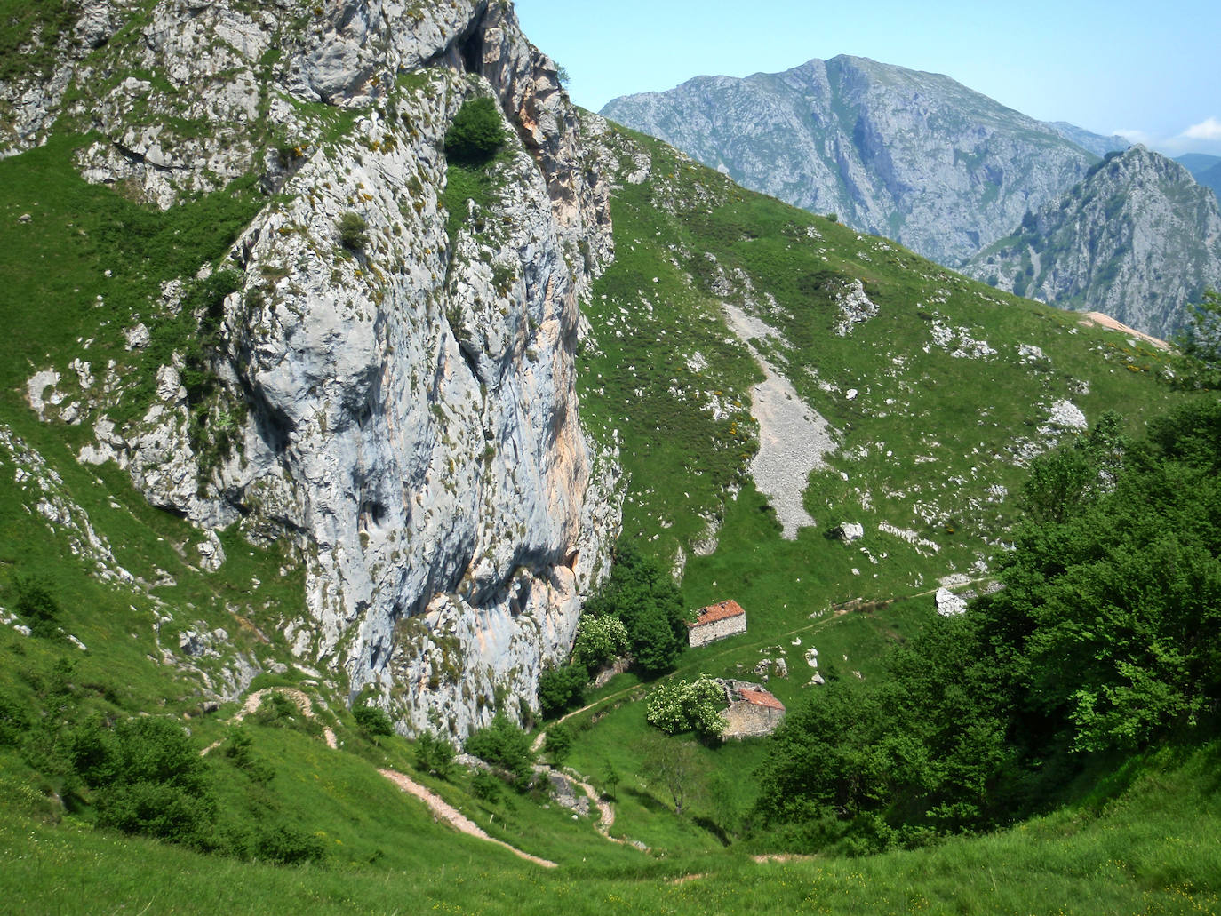 El ascenso a la localidad cántabra ofrece un paiseje espectacular con vistas a los Picos de Europa. Una ruta con una gran pendiente pero perfecta para disfrutar. No te la pierdas