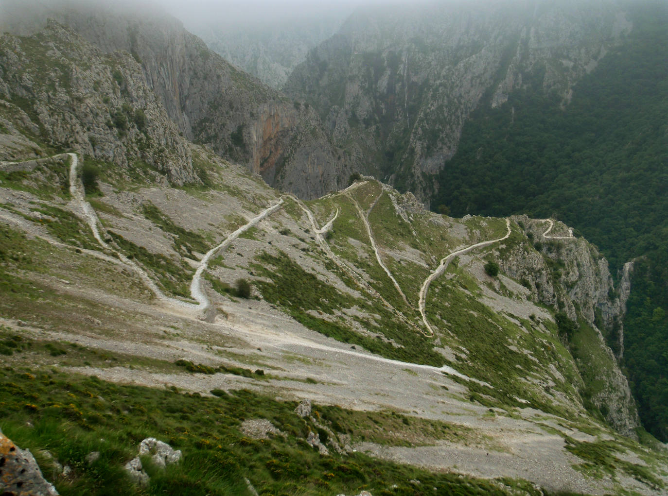 El ascenso a la localidad cántabra ofrece un paiseje espectacular con vistas a los Picos de Europa. Una ruta con una gran pendiente pero perfecta para disfrutar. No te la pierdas