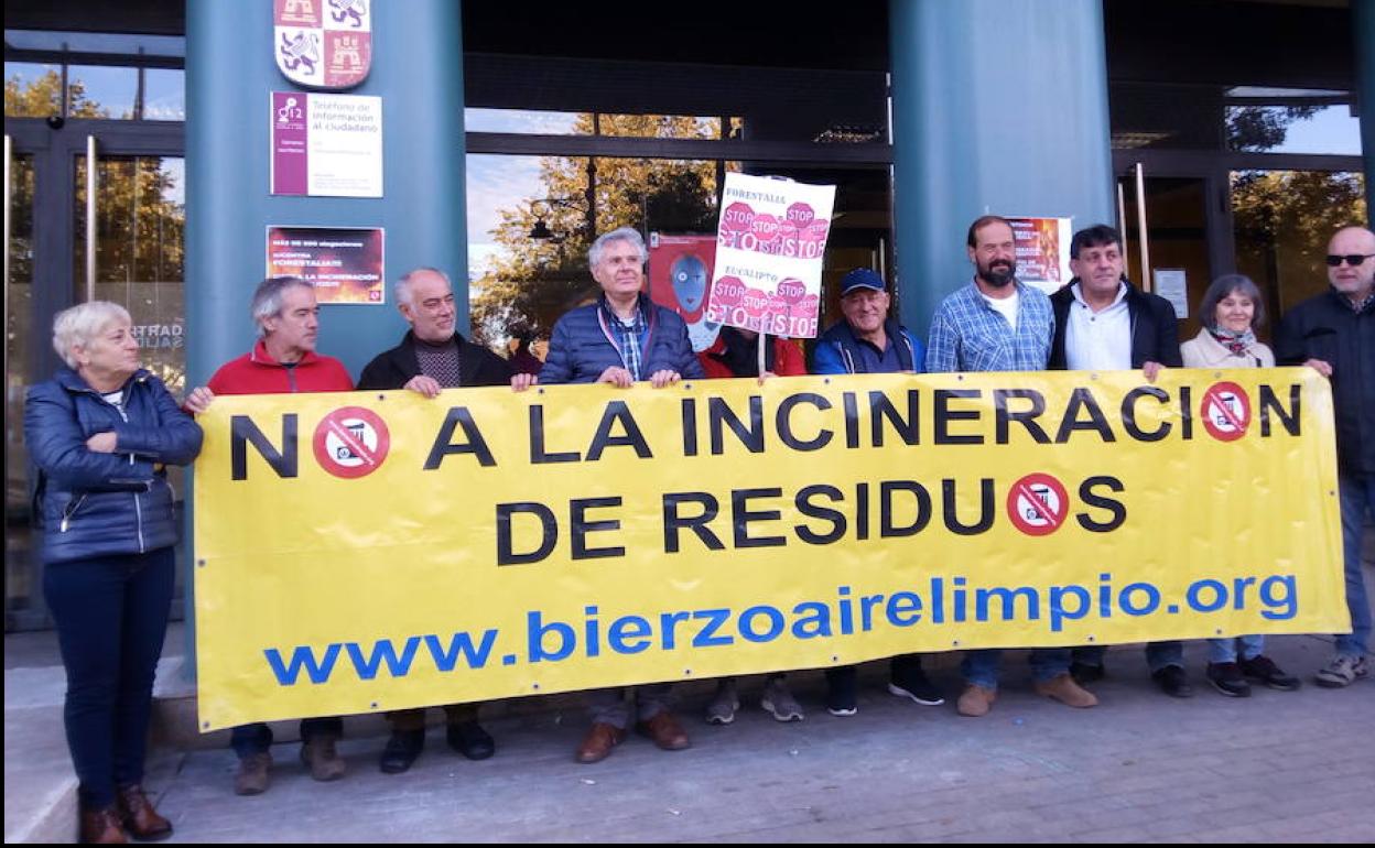 Protesta de Bierzo Aire Limpio ante la delegación de la Junta en Ponferrada.