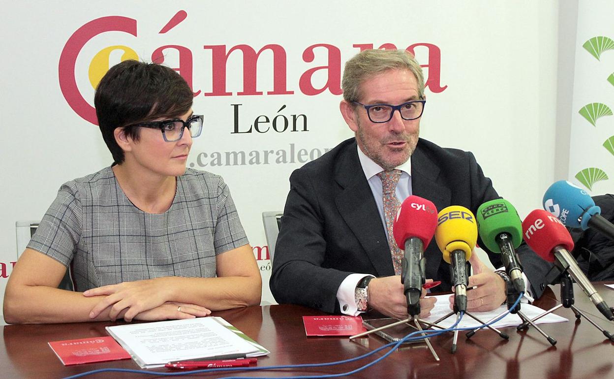 Javier Vega(D), presidente de la Cámara de Comercio de León y Margarita Serna(I), directora de Unicaja Banco presentan la VI Edición de los Premios a la Excelencia Exportadora 2019.