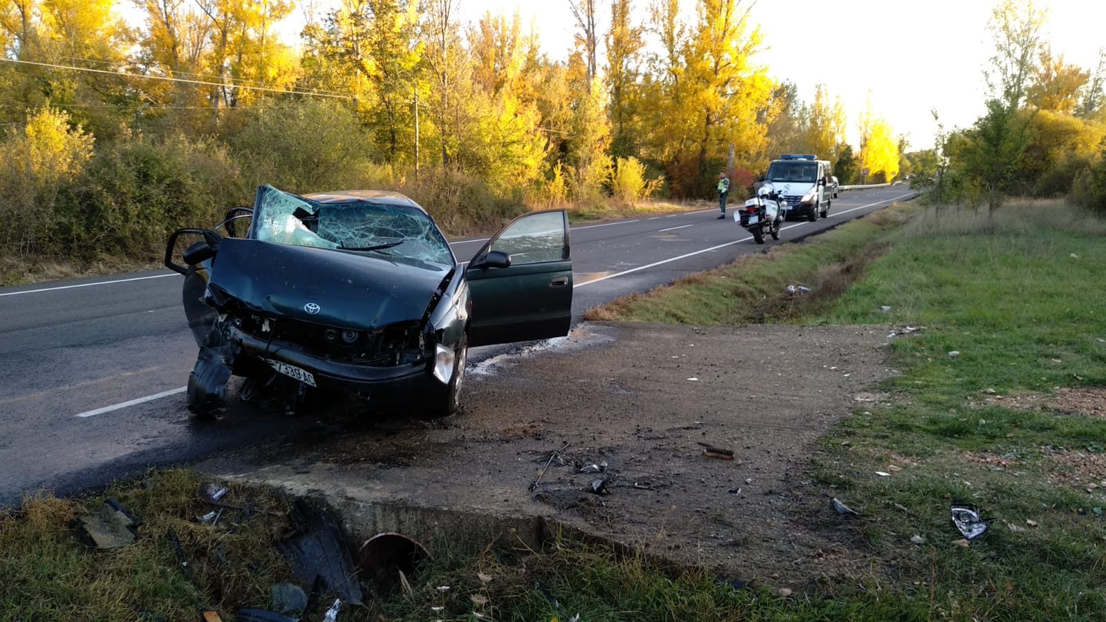 Dos personas han resultado heridas de gravedad tras una salida de vía del turismo en el que viajaban