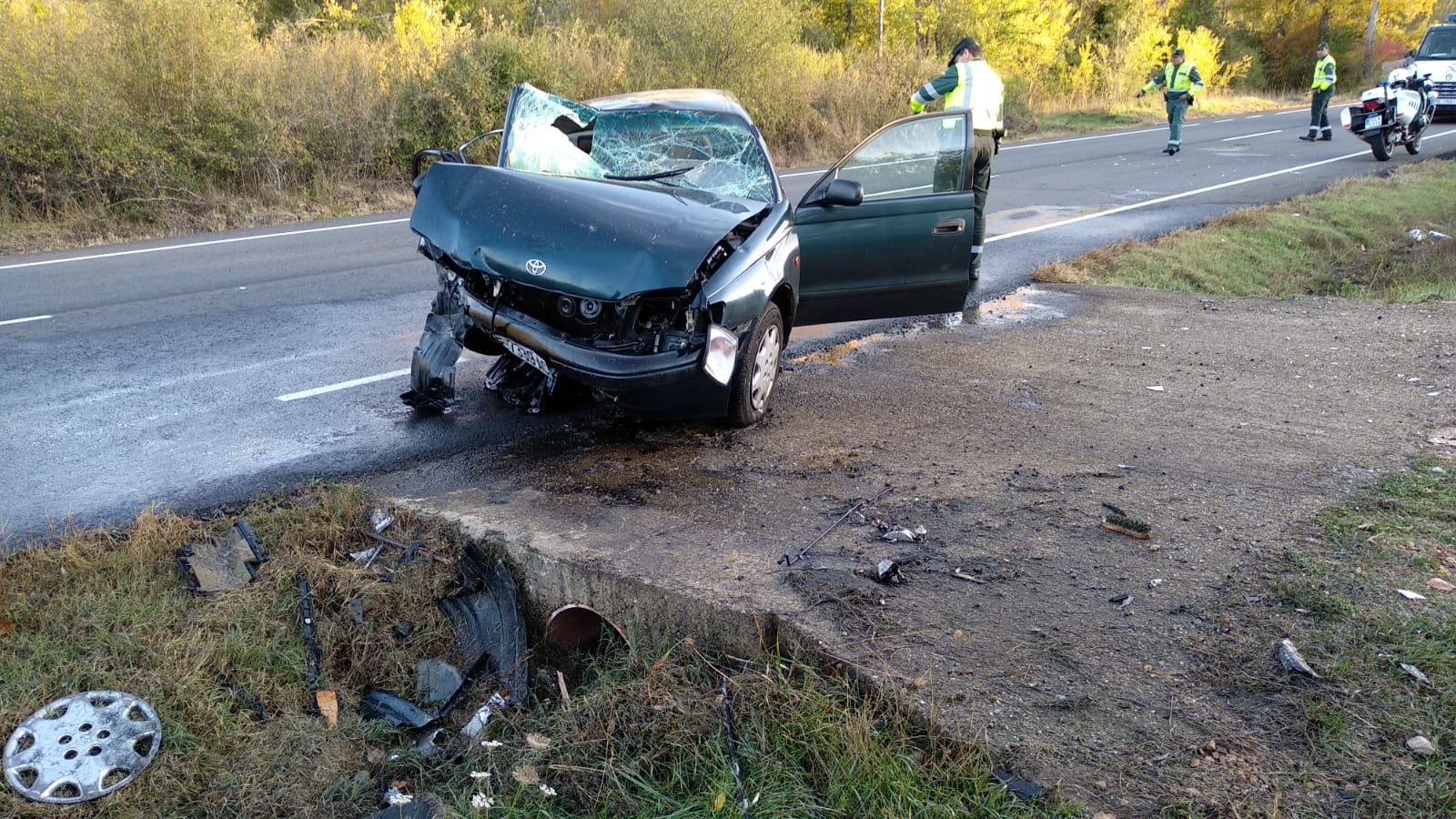 Dos personas han resultado heridas de gravedad tras una salida de vía del turismo en el que viajaban