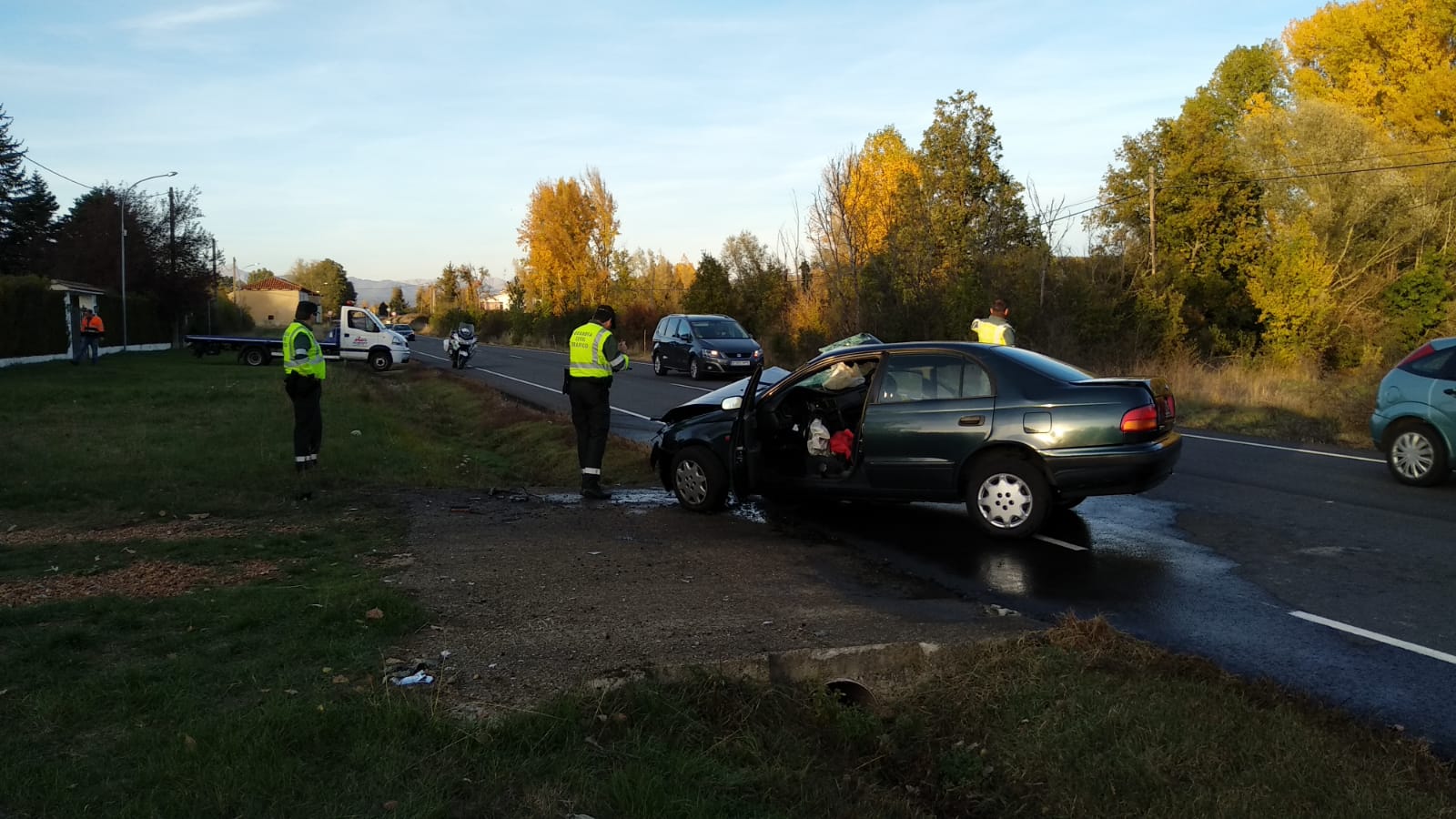 Dos personas han resultado heridas de gravedad tras una salida de vía del turismo en el que viajaban