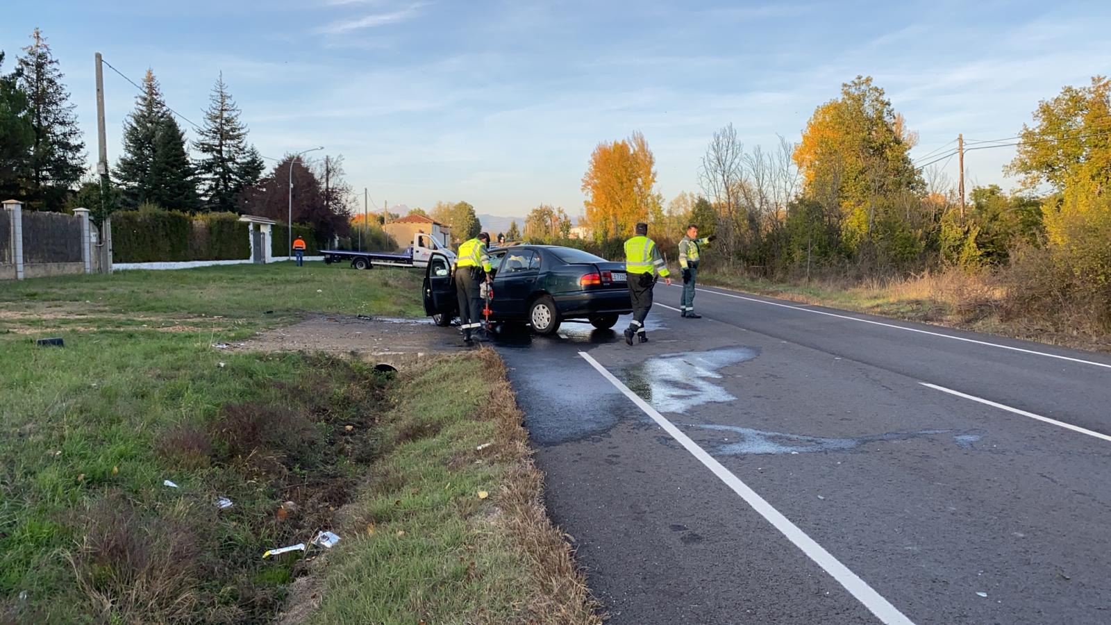 Dos personas han resultado heridas de gravedad tras una salida de vía del turismo en el que viajaban