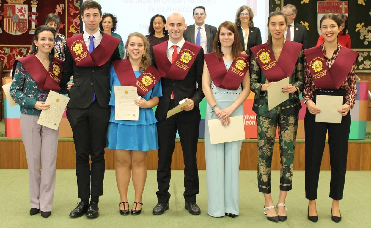 Foto de familia de nuevos graduados. 