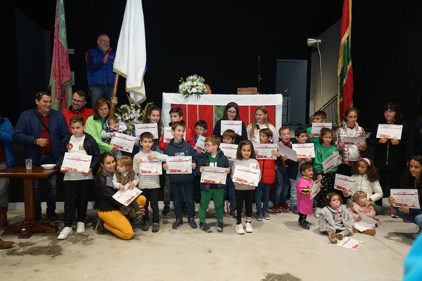 Imagen secundaria 1 - La Asociación de Pendones del Reino de León celebró su fiesta en Azadinos contando con el nombramiento de &#039;pendonero de honor&#039; en la figura del periodista Fernando Ónega