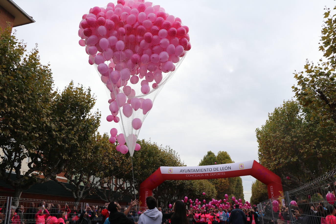 La ciudad de León acoge una nueva carrera de la lucha contra el cáncer de mama.