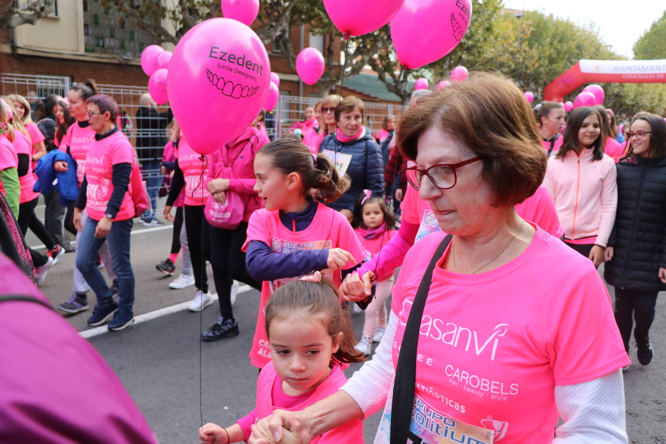 La ciudad de León acoge una nueva carrera de la lucha contra el cáncer de mama.