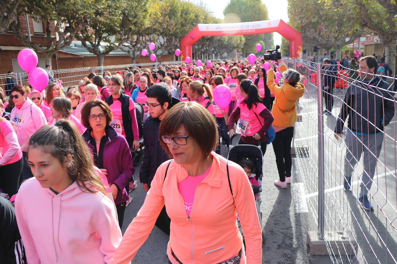 La ciudad de León acoge una nueva carrera de la lucha contra el cáncer de mama.