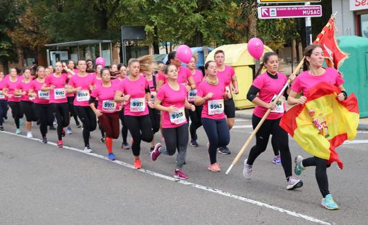 Las chicas de la Academia Básica del Aire participan en la carrera en formación.