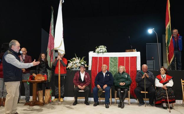 Imagen principal - La Asociación de Pendones del Reino de León celebró su fiesta en Azadinos contando con el nombramiento de &#039;pendonero de honor&#039; en la figura del periodista Fernando Ónega