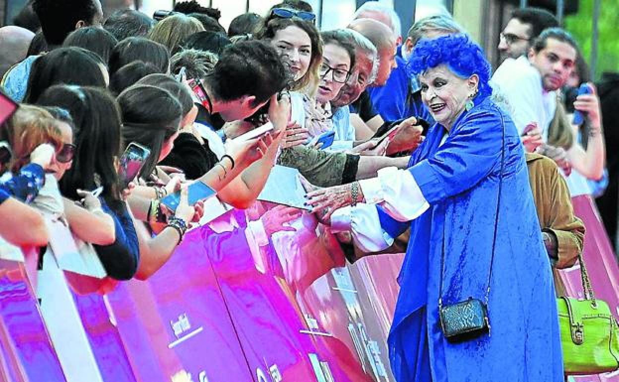 Lucía Bosé firma autógrafos a su llegada a la presentación de sus memorias en Roma