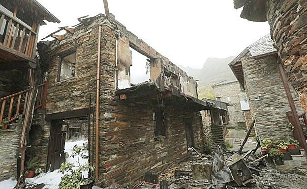 Estado en el que quedó una casa de Peñalba tras el incendio. 