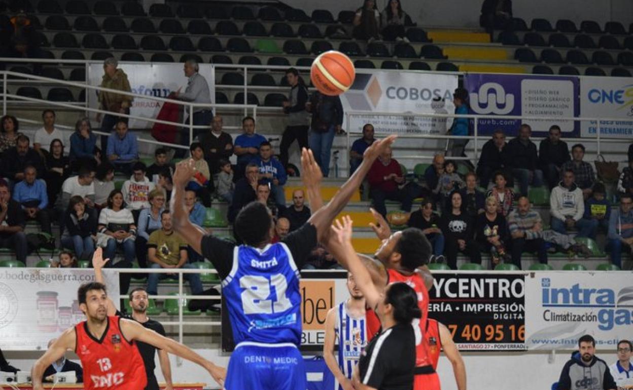 Salto inicial del partido en Ponferrada.