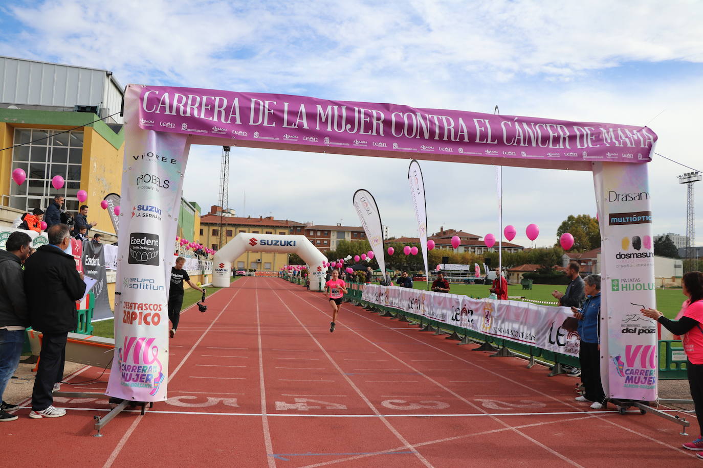 La VII Carrera de la Mujer se celebra en las calles de León con miles de participantes.